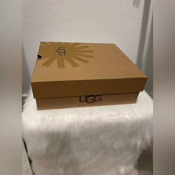 UGG only worn once! Excellent condition! - Picture 5 of 5